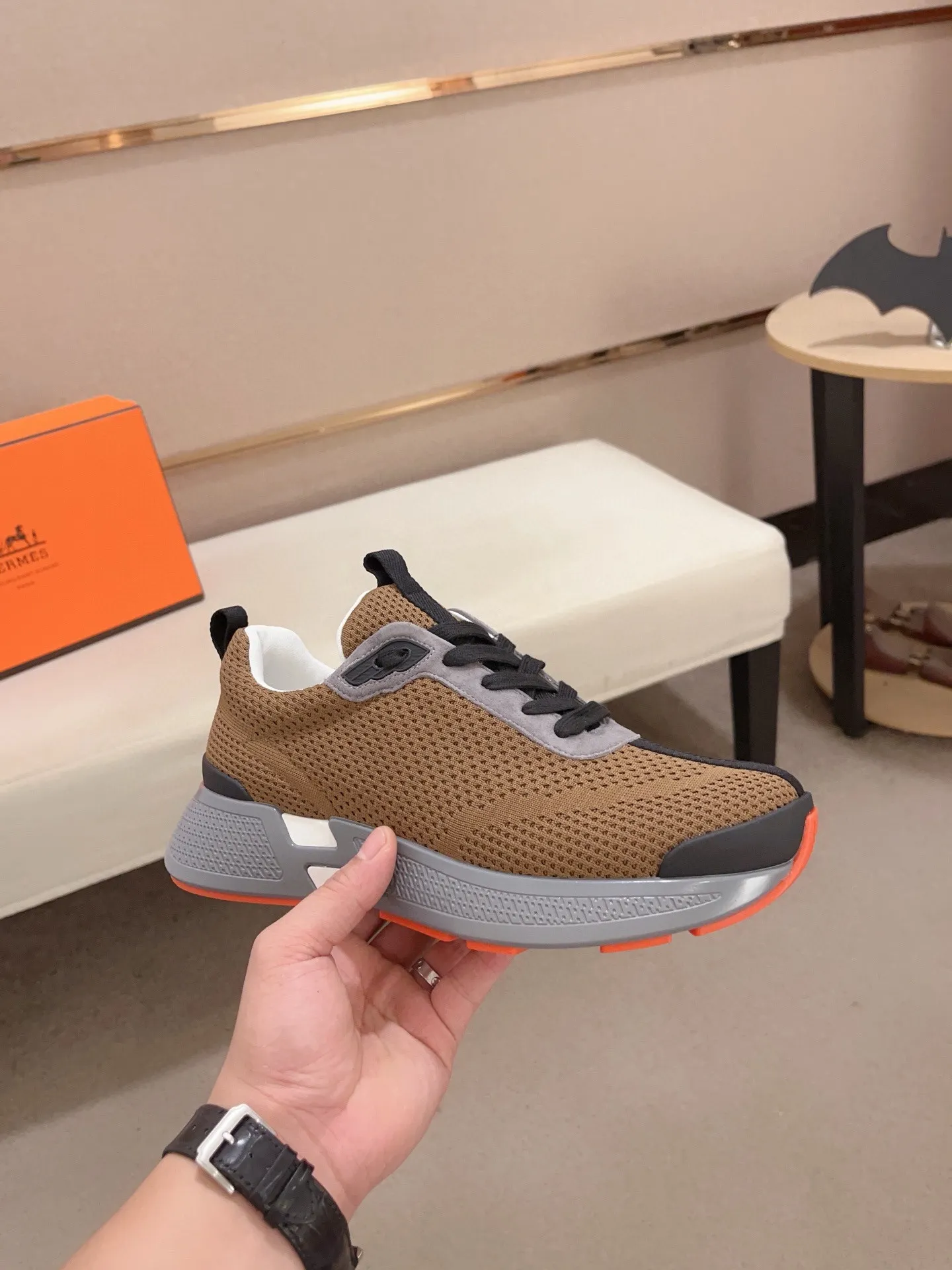Factory price: 540💰《HERMES》【Classic Original Version】Hermès; Top 🔝 Purchasing Agency 🔍🔍Men's latest 🇺🇸 counters are on sale simultaneously, original imported from Italy ▲▲Silk cowhide with breathable fabric ▲▲ (high-end and expensive Qi·Grade) Exquisite workmanship (Italian 🇮🇹Imported water-dyed 🐂cowhide lining) Sole: Original sole provided by the original factory, ⚠️Exclusive double-layer activity·TPR·Rubber·Combined molded outsole; Super·comfortable·wear-resistant·non-slip·environmental protection The real thing is more beautiful if you take the real thing (high quality, follow the order), you can enter and exit the counter at will * Number of yards: 38·39·40·41·42·43·44# (can be customized 45.)